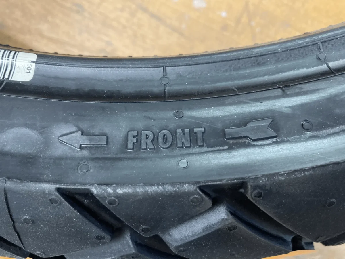 Comprendre la flèche sens de rotation : comment l’interpréter et pourquoi c’est essentiel